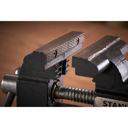 Stanley 100mm MaxSteel Light Duty Bench Vice 4"