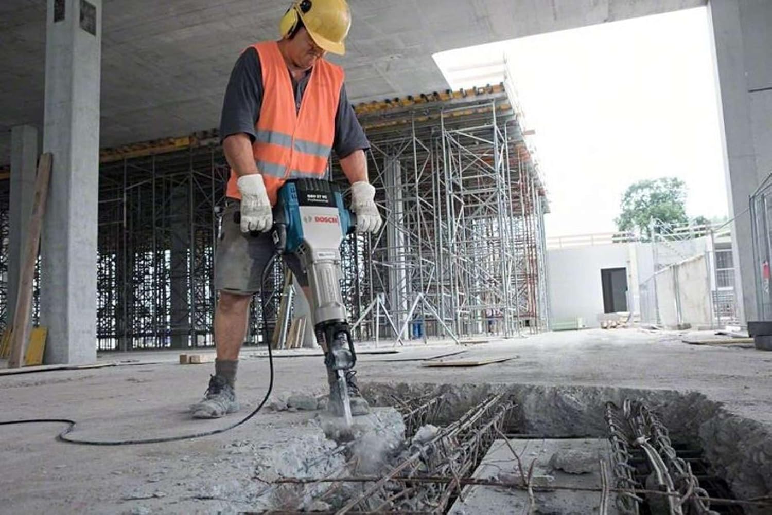 Bosch GSH 27 VC 2000W 29kg Hex Demolition Breaker - Tools Warehouse